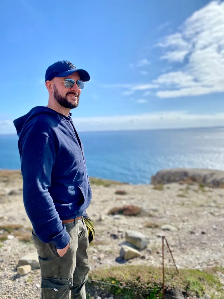 Sébastien Balieu au bord de la mer